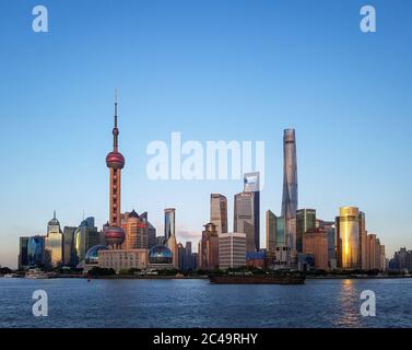 Shanghai, China - Skyline der Pudong New Area. Stadtbild vom Bund, oder Waitan, Uferbereich über den Huangpu Fluss. Oriental Pearl Tower. Stockfoto