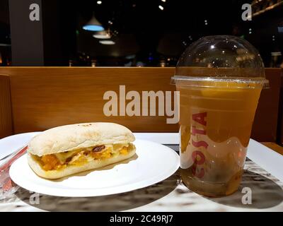 Shanghai, China - Costa Coffee in der Nähe des People's Park. Panini, gegrilltes italienisches Sandwich und Eistee mit Zitrone. Stockfoto