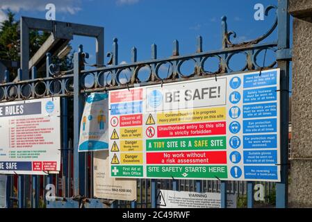 Ein großes und verwirrend Gesundheits- und Sicherheitsschild an einem Eingang zu einer Themse Wasserbaustelle in Laleham Surrey England Stockfoto