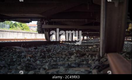 Low-Winkel-Aufnahme der Räder eines Zuges und Die Steine zwischen den Schienen Stockfoto