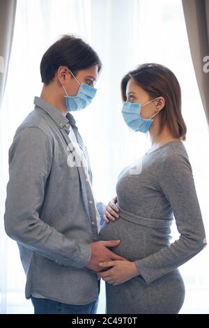 Schwangerschaft während der Quarantäne kann schwierig sein Stockfoto