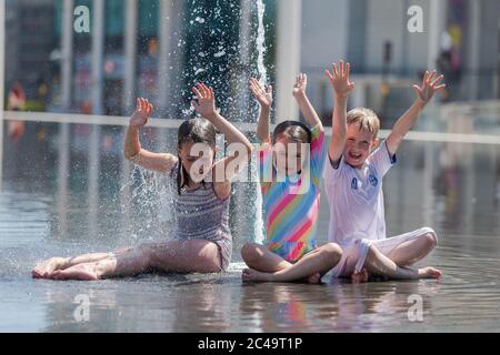 Kinder, die Spaß in den Brunnen in Centenary Square, Birmingham UK Stockfoto