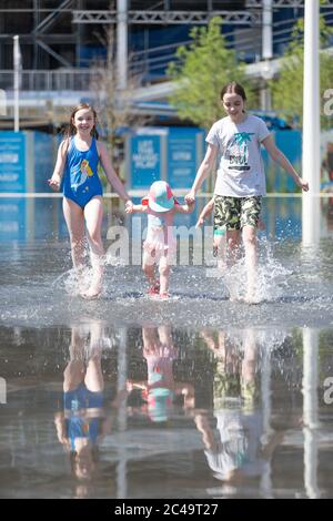 Kinder, die Spaß in den Brunnen in Centenary Square, Birmingham UK Stockfoto