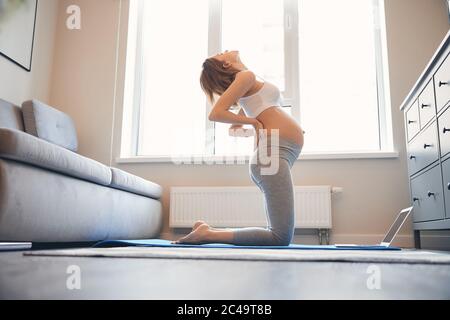 Hilfreiche Yoga-Übungen Linderung Rückenschmerzen während der Schwangerschaft Stockfoto