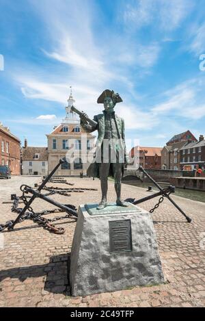 King's Lynn, Blick auf Purfleet Quay mit Statue von Captain George Vancouver und, hinten, das Custom House Gebäude aus dem 17. Jahrhundert, King's Lynn, Norfolk Stockfoto