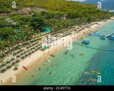 Luftaufnahme der Insel Hon Tam, Nha Trang Bay, Khanh Hoa, Vietnam. Hon Tam hat alle Potenziale eines Klasse-Resort mit tiefblauem Meer harmonisiert mit der Stockfoto