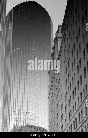 101 California Street wurde 1982 fertiggestellt und ist ein 48-stöckiges Bürohochhaus mit einer Höhe von 183m. Auf der rechten Seite befindet sich das historische Gebäude von Pacific Gas and Electric. Stockfoto