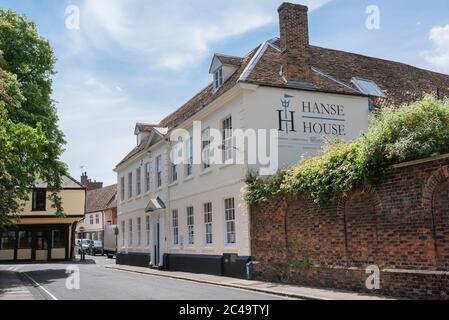 Hanse House Kings Lynn, Blick im Sommer auf Hanse House, ein ehemaliges Hanseatic Warehouse aus dem 15. Jahrhundert in St. Margaret's Place, King's Lynn, Norfolk, Großbritannien Stockfoto