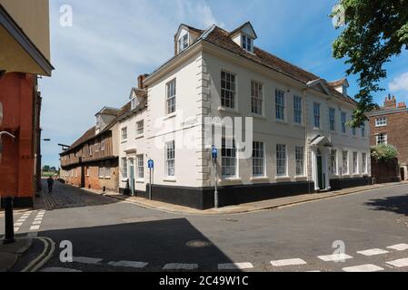 Hanse House Kings Lynn, Blick auf die georgische Fassade des Hanse House, einem ehemaligen Hanseatic Warehouse aus dem 15. Jahrhundert im historischen King's Lynn, Norfolk, Großbritannien Stockfoto