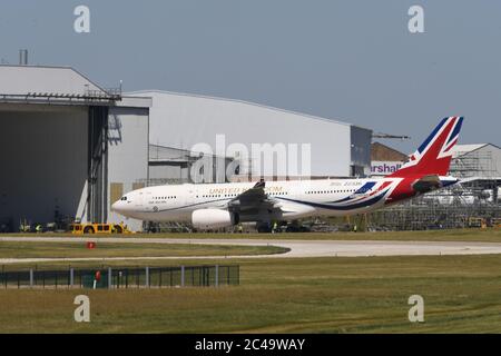 Das vom Premierminister und der königlichen Familie verwendete Flugzeug der RAF Voyager kommt aus einem Hangar am Flughafen Cambridge, wo es in den Farben der Unionsflagge zu einem Preis von fast £1 Million neu gestrichen wurde. Stockfoto