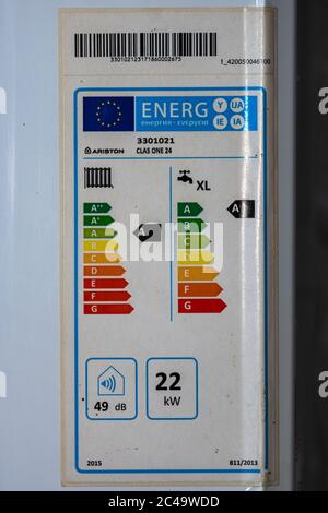 Energieeffizienzlabel der Europäischen Union, Nahaufnahme isoliert auf einer Zentralheizung. Bukarest, Rumänien, 2020 Stockfoto