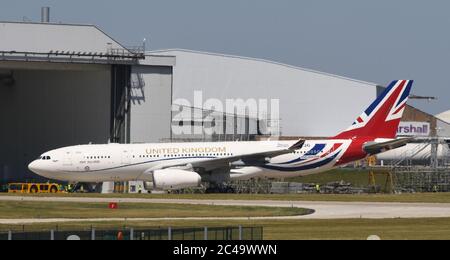 Das vom Premierminister und der königlichen Familie verwendete Flugzeug der RAF Voyager kommt aus einem Hangar am Flughafen Cambridge, wo es in den Farben der Unionsflagge zu einem Preis von fast £1 Million neu gestrichen wurde. Stockfoto