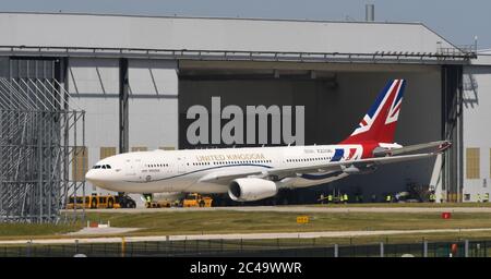 Das vom Premierminister und der königlichen Familie verwendete Flugzeug der RAF Voyager kommt aus einem Hangar am Flughafen Cambridge, wo es in den Farben der Unionsflagge zu einem Preis von fast £1 Million neu gestrichen wurde. Stockfoto