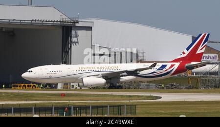 Das vom Premierminister und der königlichen Familie verwendete Flugzeug der RAF Voyager kommt aus einem Hangar am Flughafen Cambridge, wo es in den Farben der Unionsflagge zu einem Preis von fast £1 Million neu gestrichen wurde. Stockfoto