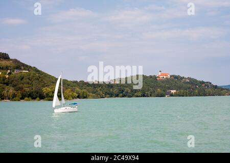 Tihany Halbinsel mit der Abtei und einem Segelboot von einem Schiffsdeck aus gesehen Stockfoto