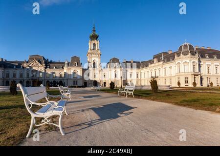 Das Festetics Barockschloss mit weißen Bänken in der Front in der Nähe des Plattensees und Heviz in Ungarn Stockfoto