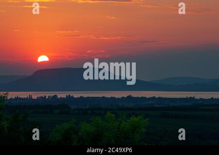 Schöner Sonnenuntergang über dem Badacsony Berg am Plattensee, Ungarn Stockfoto