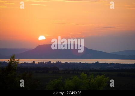 Sonnenuntergang über dem Badacsony Berg am Plattensee in Ungarn Stockfoto