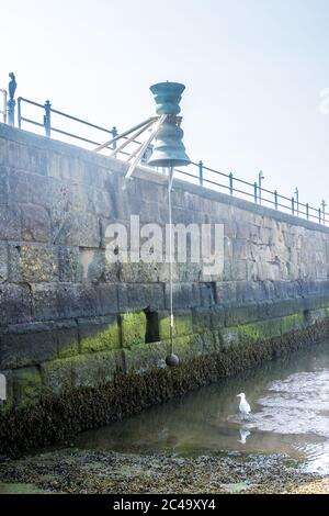 The Time and Tide Bell ist Teil eines Kunstprojekts von Marcus Vergette. Es soll die Aufmerksamkeit der Öffentlichkeit auf den Klimawandel lenken. Das Be Stockfoto