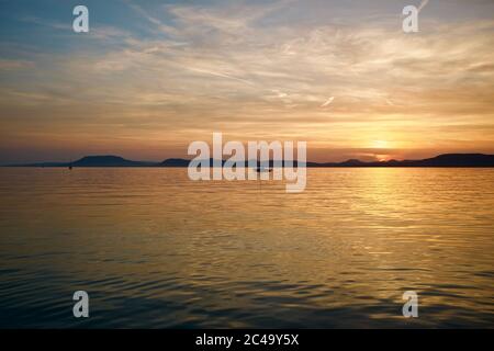 Ruhiger Sonnenuntergang über dem Plattensee in Ungarn Stockfoto