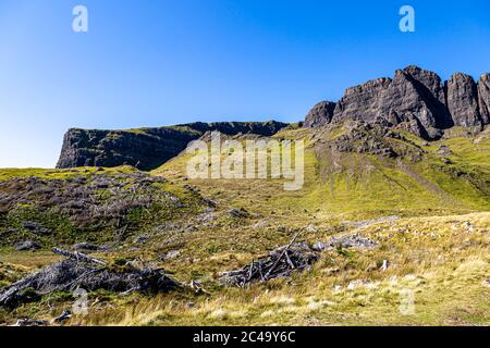 Eine malerische Landschaft auf der Isle of Skye in der Nähe des Old man of Storr, mit einem klaren blauen Himmel über Stockfoto