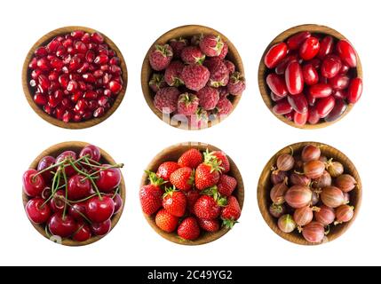 Collage aus roten Früchten und Beeren isoliert auf weiß. Set aus Erdbeeren, Kirschen, Himbeeren, Kornsteinen, Stachelbeeren und Granatapfelkernen. Süß und Stockfoto