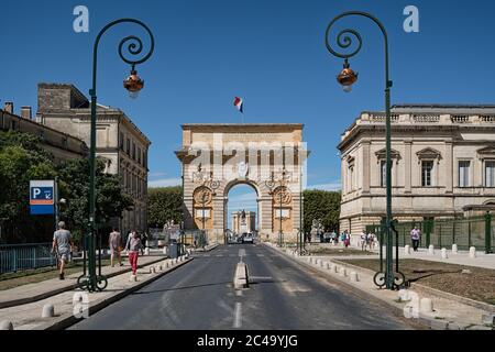 Der Triumphbogen in Montpellier, Frankreich mit der Reiterstatue Louis XIV und dem Wasserversorgungsturm im Hintergrund. Stockfoto