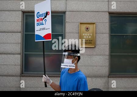 Jakarta, Indonesien. Juni 2020. Umweltaktivisten werden bei der Anti-Energie-Kundgebung mit einem Gesichtsschild gesehen.Aktivisten veranstalteten einen Tag vor der südkoreanischen Botschaft eine Kundgebung, bevor der Vorstand von KEPCO zusammentreffen sollte, um zu fordern, dass Präsident Moon Jae-in Südkorea von der Finanzierung des Mega-Projekts zurückzieht Des Java 9-10 Kraftwerks in der Provinz Banten, Indonesien aus gesundheitlichen Gründen der Bevölkerung und den negativen Umwelteinwirkungen. Kredit: SOPA Images Limited/Alamy Live Nachrichten Stockfoto