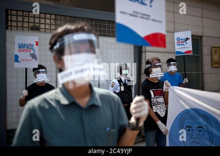 Jakarta, Indonesien. Juni 2020. Umweltaktivisten werden bei der Anti-Energie-Kundgebung mit Gesichtsschutz und Handschuhen beobachtet.Aktivisten veranstalteten eine Kundgebung vor der südkoreanischen Botschaft einen Tag vor dem Vorstand der KEPCO, um zu fordern, dass Präsident Moon Jae-in Südkorea aus der Finanzierung zurückzieht Das Mega-Projekt des Java 9-10 Kraftwerks in der Provinz Banten, Indonesien aus gesundheitlichen Gründen der Bevölkerung und den negativen Umwelteinwirkungen. Kredit: SOPA Images Limited/Alamy Live Nachrichten Stockfoto