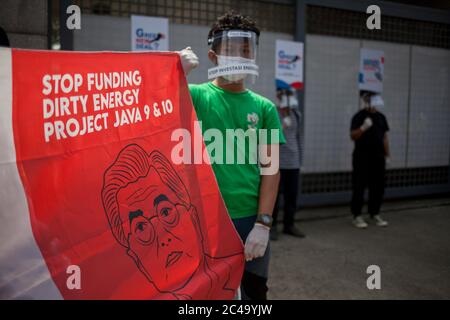 Umweltaktivisten werden mit einem Gesichtsschutz gesehen, während sie ein Transparent mit einem Bild des südkoreanischen Präsidenten mit der Schlagzeile "Stoppe Finanzierung schmutziger Energie Java 9 & 10" während der Anti-Energie-Kundgebung hielten.Aktivisten veranstalteten eine Kundgebung vor der südkoreanischen Botschaft einen Tag vor dem Vorstand von KEPCO sollte der Forderung nachkommen, dass Präsident Moon Jae-in Südkorea aus Gründen der Bevölkerungsgesundheit und der negativen Umwelteinwirkungen von der Finanzierung des Megaprojekts des Java 9-10 Kraftwerks in der indonesischen Provinz Banten abzieht. Stockfoto