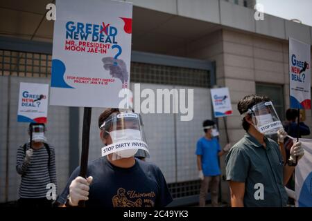 Jakarta, Indonesien. Juni 2020. Umweltaktivisten werden gesehen, wie sie Gesichtsschilde und Handhandschuhe tragen, während sie Protestschilder während der Anti-Energie-Kundgebung halten.Aktivisten veranstalteten eine Kundgebung vor der südkoreanischen Botschaft einen Tag bevor der Vorstand von KEPCO zusammentreffen sollte, um zu fordern, dass Präsident Moon Jae-in Südkorea von der Finanzierung des zurückzieht Mega-Projekt des Java 9-10 Kraftwerks in der Provinz Banten, Indonesien aus gesundheitlichen Gründen der Bevölkerung und den negativen Umwelteinwirkungen. Kredit: SOPA Images Limited/Alamy Live Nachrichten Stockfoto