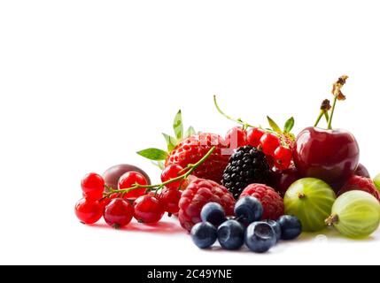 Früchte und Beeren isoliert auf weißem Hintergrund. Reife Johannisbeeren, Himbeeren, Kirschen, Erdbeeren, Stachelbeeren, Maulbeeren und Heidelbeeren. Zurück Stockfoto