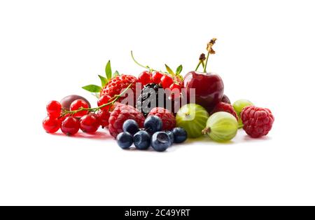 Früchte und Beeren isoliert auf weißem Hintergrund. Reife Johannisbeeren, Himbeeren, Kirschen, Erdbeeren, Stachelbeeren, Maulbeeren und Heidelbeeren. Zurück Stockfoto
