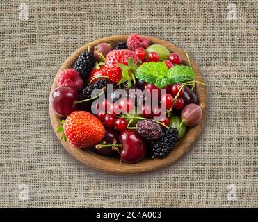 Draufsicht. Früchte und Beeren in der Schüssel. Reife Johannisbeeren, Himbeeren, Kirschen, Erdbeeren, Stachelbeeren, Brombeeren, Maulbeeren, Stachelbeeren. Mix fr Stockfoto