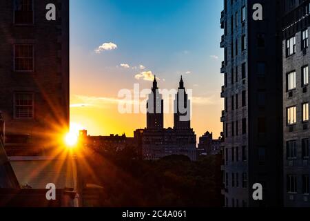 New York, USA, 24. Juni 2020. Sonnenuntergang über den ikonischen Türmen des San Remo Wohnhauses in New York City. Kredit: Enrique Shore/Alamy Stock Ph Stockfoto