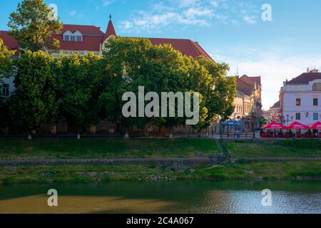 UZHHOROD, UKRAINE - 04. JUNI 2017. Schöner sonniger Morgen in uzhgorod. Ufer der uzh im Sommer Stockfoto