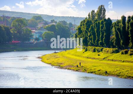 UZHHOROD, UKRAINE - 04. JUNI 2017. Schöner sonniger Morgen in uzhgorod. Ufer der uzh im Sommer Stockfoto