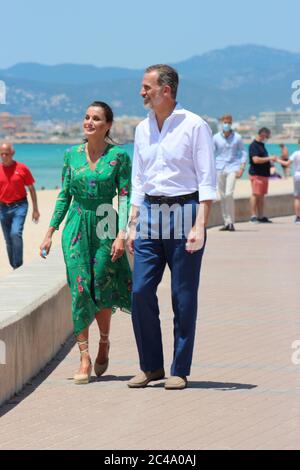 Palma Mallorca, Spanien. Juni 2020. Der spanische König Felipe VI und Königin Letizia Ortiz besuchen Palma Beach anlässlich ihrer Reise zu den Balearen in Palma de Mallorca, 25. Juni 2020. Kredit: CORDON PRESSE/Alamy Live Nachrichten Stockfoto