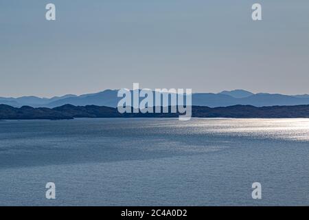 Blick auf das Meer von der Isle of Skye mit einem klaren blauen Himmel über dem Kopf Stockfoto