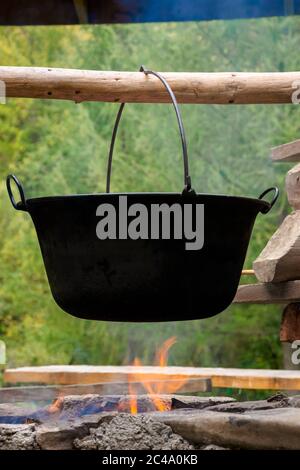Traditionelle ungarische Bogracs Gulaschsuppe. Kochgericht auf offenem Feuer in einem Kessel. Vorbereitung gesunder Lebensmittel im Freien Konzept. Beliebte europäische Küche Stockfoto