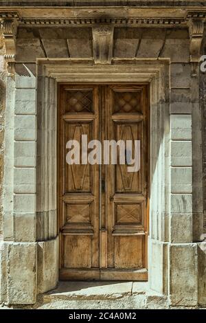 Eine sehr schöne alte Tür in einem Haus in Südfrankreich. Stockfoto