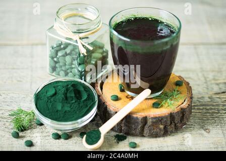 Spirulina Tabletten und Pulver in Schalen Stockfoto