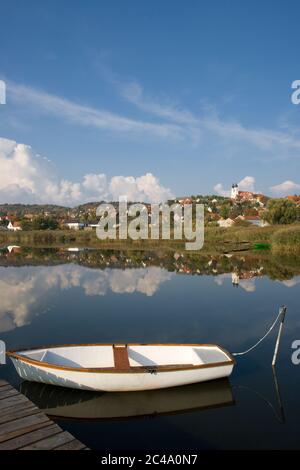 Blick auf Tihany mit einem weißen Boot vor dem inneren See, in der Nähe des Plattensees, Ungarn. Stockfoto