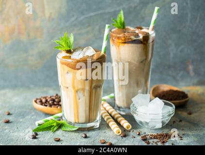 Eiskaffee aus Latte in einem hohen Glas Stockfoto