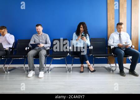 Gruppe von Menschen warten in der Schlange nach sozialen Abstand Empfehlung Konzept Stockfoto