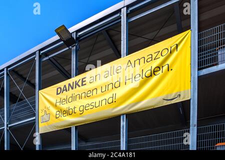 Bad Hersfeld, Deutschland, 22.06.2020: Transparent an einer Amanzon-Fassade mit Text: Danke an alle Amazon Heldinnen und Helden. Bleibt gesund! (engl: Danke Stockfoto
