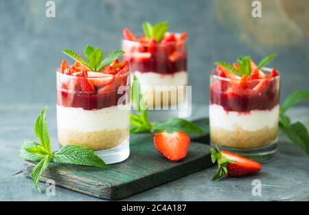 Erdbeere Dessert - Käsekuchen im Glas Stockfoto