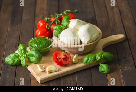 Frischer Mozzarella-Käse mit Basilikum und Tomate Stockfoto