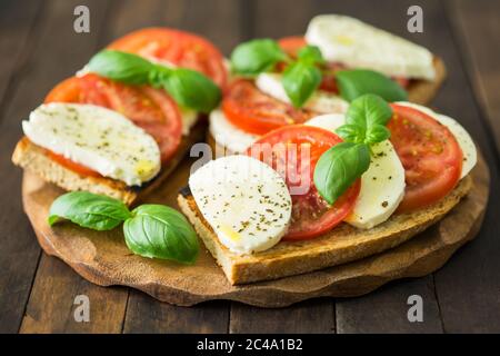 Gesundes hausgemachtes Sandwich mit Tomaten, Mozzarella und Basilikum Stockfoto