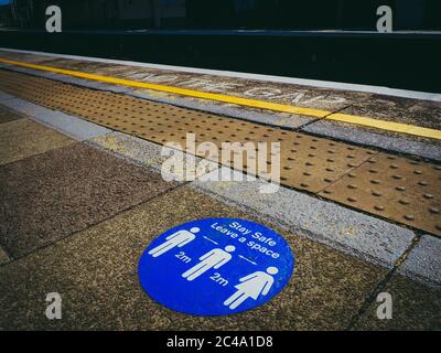 London Overground soziale Distanzierung Zeichen Stockfoto